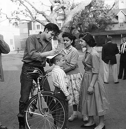 elvis-fans2.jpg