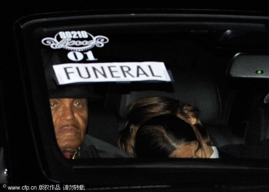 这张是媒体拍到的JOE，但是旁边那个金发的应该是王子，而坐他身上的应该是毯毯，这也解释了后面到达墓地后?
