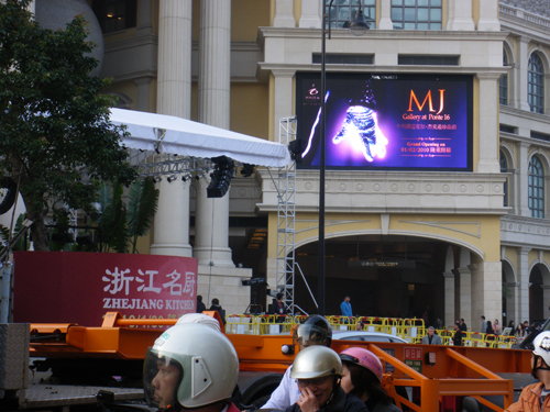 十六浦酒店外墙的大屏幕宣传布景（远景2）.jpg