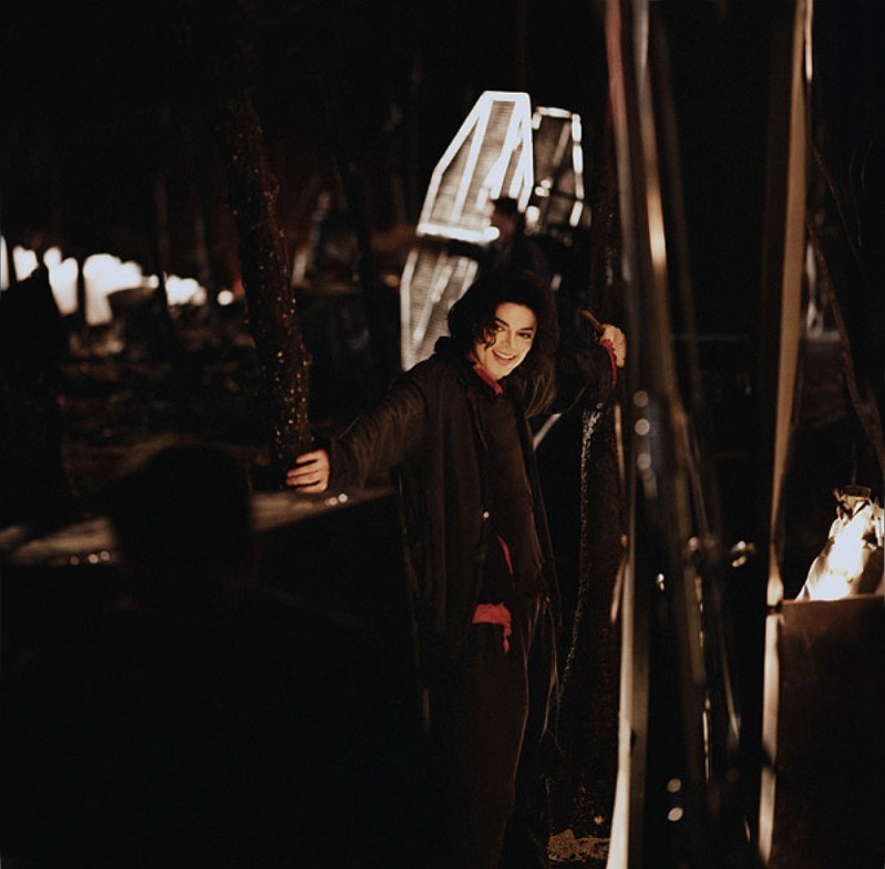 MJ-michael-jackson-8642487-799-785.jpg