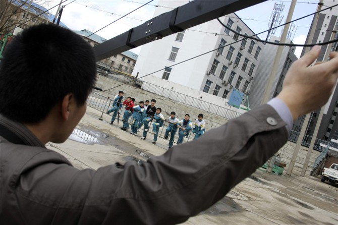 我们的首批观众，对面小学学生，囧