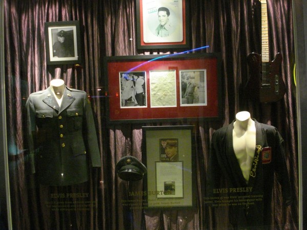 Elvis Presley.jpg